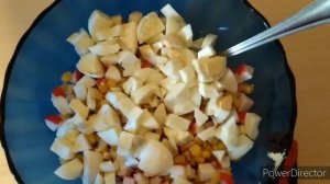 Салат с крабовыми палочками, кукурузой, сухариками и плавленным сырком