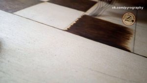 Выжигаю шахматное поле на коробке для нард.