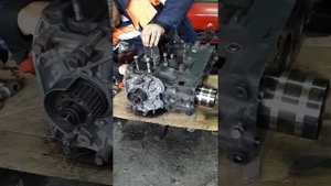 Сборка дизельного двигателяR2. Устанавливаем поршни с шатунами и протягиваем.