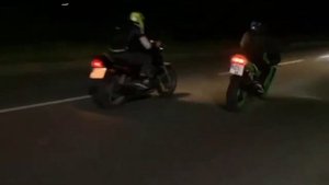 Honda cb vs Kawasaki ninja zx6r.Honda держалась до последнего... Вилли на Спортбайке...Kawasaki zx6