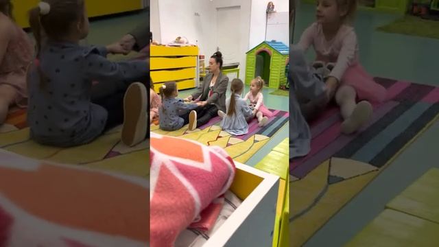 Музыкальное занятие в детском саду. Лодочка.