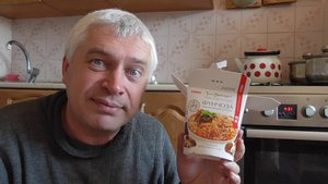 Геннадий Горин в первый раз пробует и кушает вермишель - лапша фунчоза