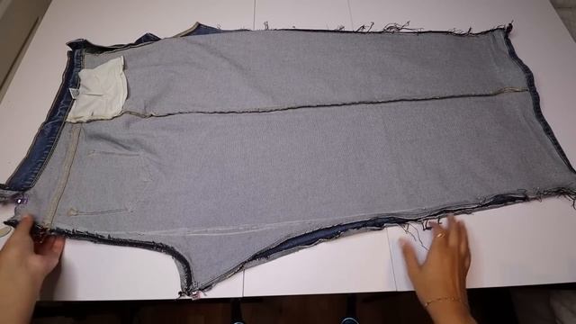 How to turn jeans into a denim skirt! Jeans upcycle - DIY DENIM SKIRT #diy #sewing #fashion #style смотреть онлайн