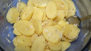Картошка в духовке со сливками и сыром