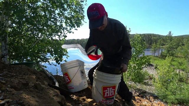 I found Floating Gold in a Northern Ontario Gold Mine. Я нашел плавающее золото в золотой шахте.