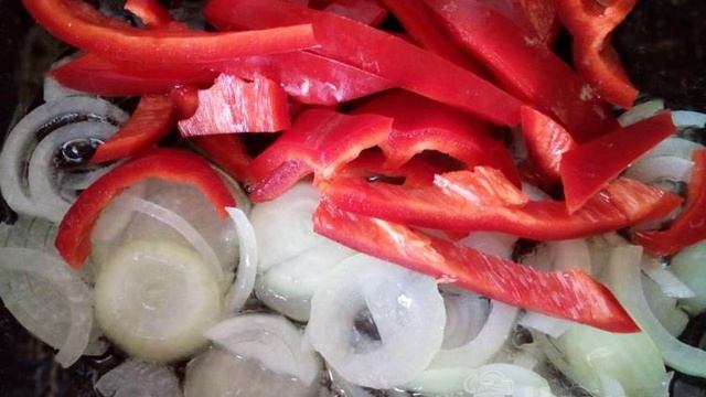 Пестрая яичница с овощами и зеленью на сковороде