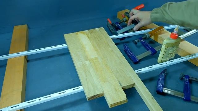 Склейка щита с помощью циркулярной пилы из обрезков дуба.