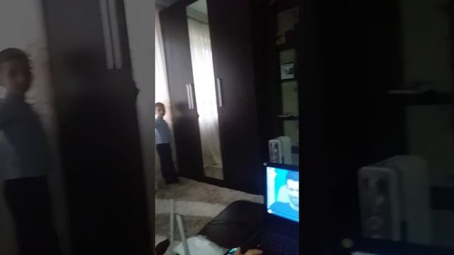 Стоят в углу чисто из-за конфет?? смотреть онлайн