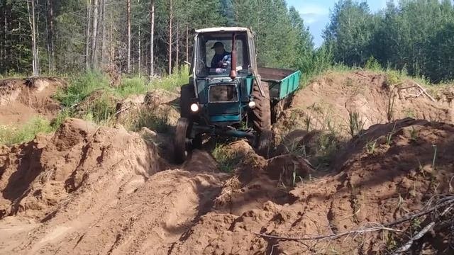 Работает трактор в Пермском крае.