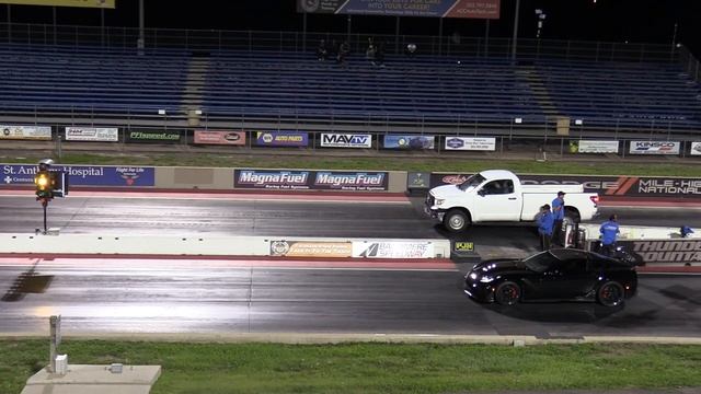 ZR1 Corvette против Mustang GT - Drag Racing