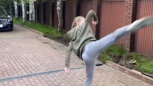 МОЩНАЯ КОМБИНАЦИЯ УДАРОВ В ТХЭКВОНДО (УДАР В ГОЛОВУ ЧТОБЫ ВЫРУБИТЬ ЧЕЛОВЕКА)