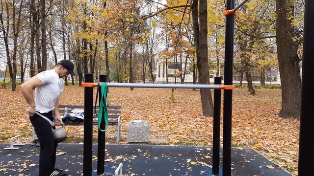 Отжимания на брусьях с гирей 32 кг по золотому стандарту. смотреть онлайн