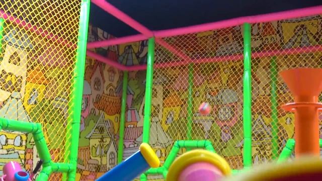 VLOG Рома и Диана в Развлекательном центре «Banana City» смотреть онлайн