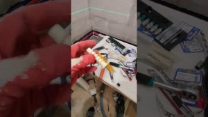 Крепление рамы инсталляции к стене из гипсовых блоков.