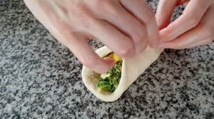 Готовлю вкусное тесто для пирожков и жарю на сковороде пирожки с яйцом и зеленым луком