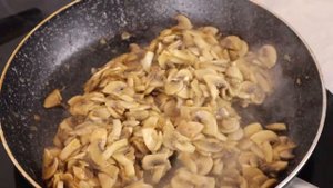 Жареные шампиньоны со сметаной | Быстрый и вкусный рецепт