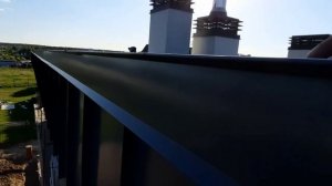 Парапет в рейку и фриз отделанный фальцевыми панелями.