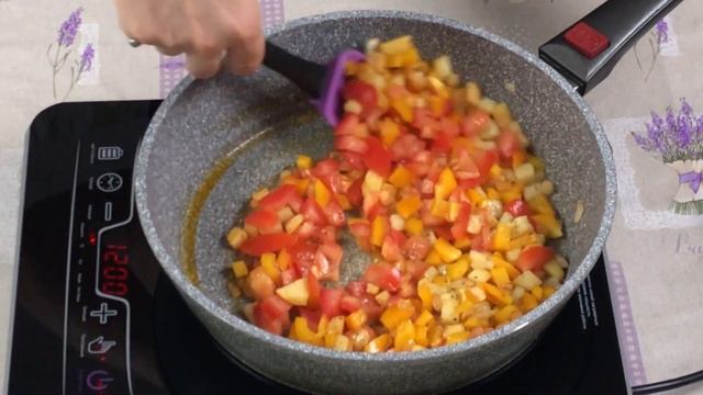 Самая вкусная яичница! Шакшука на сковороде с картофелем и помидорами