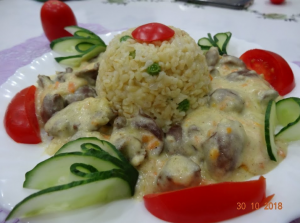 ТУШЕНЫЕ КУРИНЫЕ СЕРДЕЧКИ В СМЕТАНЕ И ГАРНИР БУЛГУР