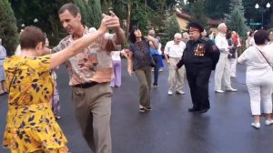 ТИ ТАКА ХОРОША, ДАЙ ХОЧ ПОДИВИТЬСЯ! ТАНЦЫ В ПАРКЕ ГОРЬКОГО ХАРЬКОВ СЧАСТЛИВЫЕ ДНИ