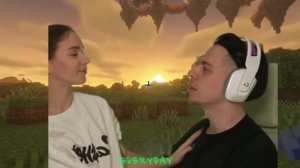 ФРЕЙМ ТЕЙМЕР И КИРА ЦЕЛУЮТСЯ НА ЗАКАТЕ