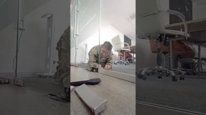 Регулируем стеклянную дверь которая задевает снизу о стекло. Как сдвинуть стеклянную дверь самому?