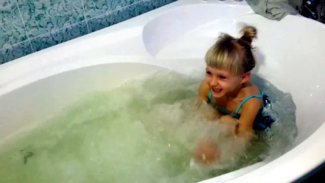 Малышка первый раз в  джакузи.
