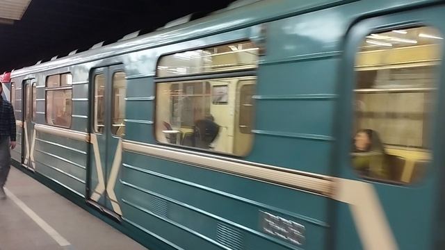 Номерной 81-717, отправляется со станции Печатники