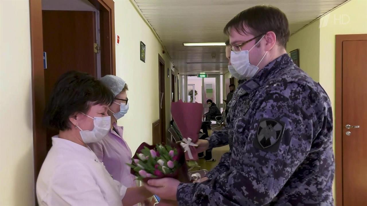 Акции с мужскими поздравлениями в преддверии 8 марта проходят по всей стране