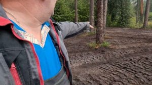 Погнул фронтальник и поломал капот.