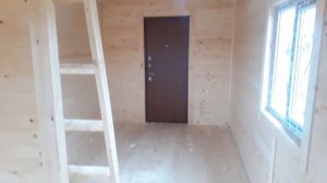 Дачный деревянный домик из бытовки с потолком по скату крыши. 24 апреля 2020 г.