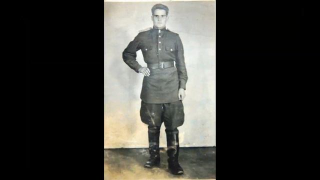 Глаза молодых солдат с фотографий увядших глядят