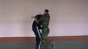 освобождение от обхвата туловища без рук сзади с переходом на задержание