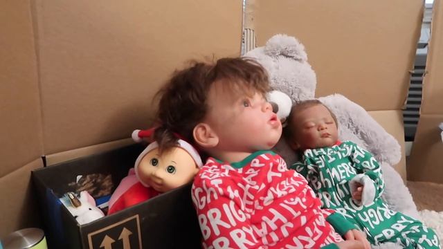 Reborn Baby Doll and Reborn Toddler Role Play Daycare Routine in a Box Fort смотреть онлайн