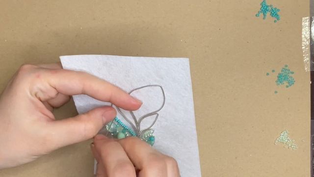 Брошь перо из бисера и бусин своими руками | DIY