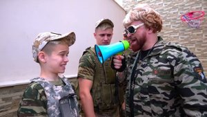 Стали ОХРАННИКАМИ на 24 Часа !