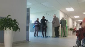 Поликлиника люди у ресепшена. Футаж