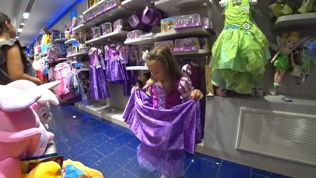 Летим в Париж. У Евы День Рождения - Выбираем подарок в магазине Дисней - Ева влог смотреть онлайн