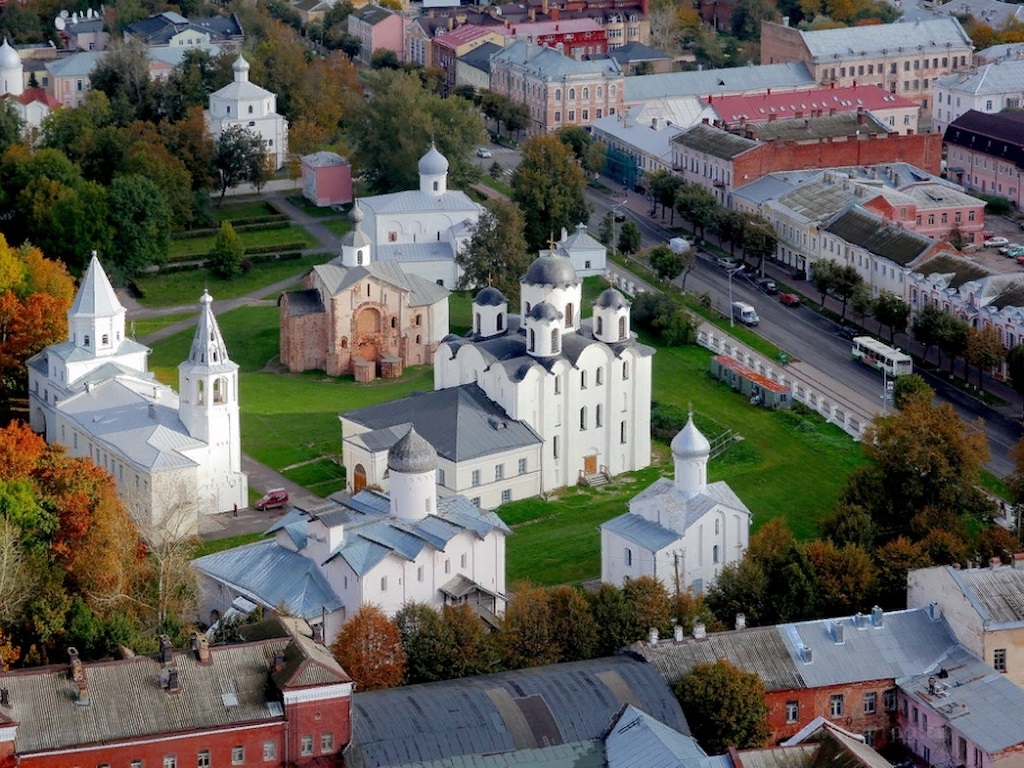 Есть ли в великом новгороде. Центр Великий Новгород Ярославово Дворище. Великий Новгород Ярославово Дворище достопримечательности. Новгородский Детинец Ярославово Дворище. Ярославово Дворище Великий Новгород сверху.