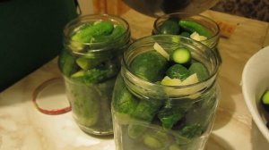 Хрустящие маринованные огурчики с семенами горчицы.