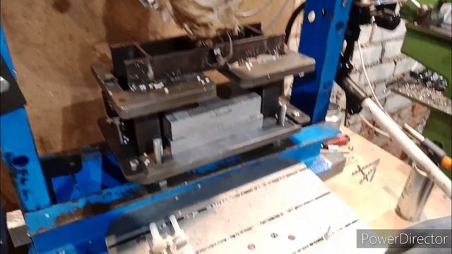 Толкатели для кнопки включения электроприбора. 4 детали в форме. Полиэтилен низкого давления. смотреть онлайн