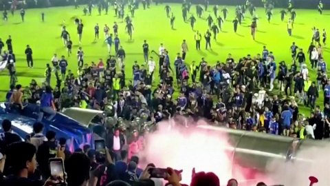 К чудовищным последствиям привели беспорядки после футбольного матча в Индонезии