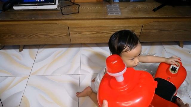 2 y/o Lucas Unboxes: Kid's Motorbike from Lazada with Basic Assembly Guide (sort of) смотреть онлайн