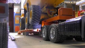 VOLVO EQUIPMENT TRANSPORT! AMAZING RC DUMP TRUCK TRANSPORT TO THE CONSTRUCTION ZONE! RC LIVE ACTION