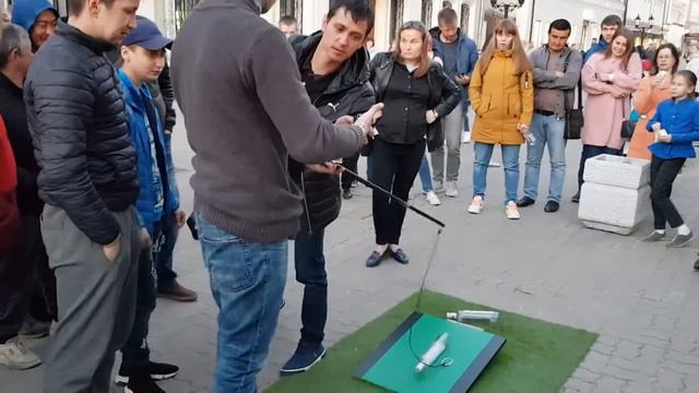 Бутылка и удочка,пьяные пытаются поднять)