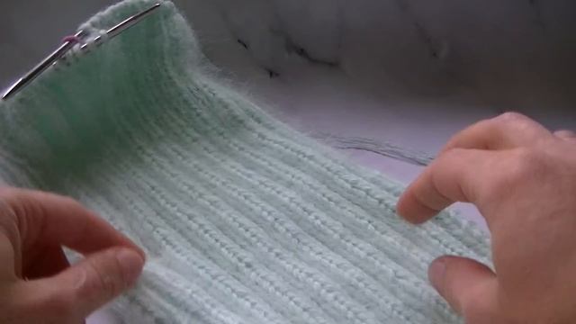 ВЯЖЕМ САМУЮ АКТУАЛЬНУЮ И ВОСТРЕБОВАННУЮ МОДЕЛЬ ШАПКИ ИЗ ПРЯЖИ ПУХ НОРКИ ЗА ПАРУ ЧАСОВ. смотреть онлайн