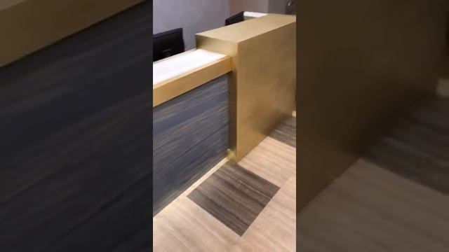 Стойка ресепшн с декоративной отделкой из латуни смотреть онлайн