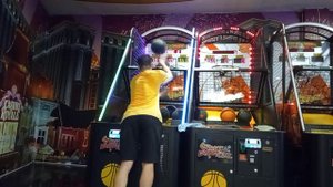 Street Basketball arcade 7 balls 785 scores (First try on this corner side machine)
