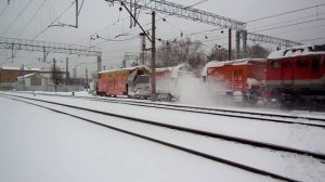 Тепловоз 2М62У-0012 (ТЧЭ-2) в сцепе с СПДМ №3138 + ПОМ-1М производит очистку снега.