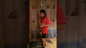 Мальчик классно играет на саксофоне